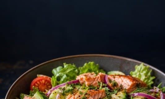 Mediterraner Lachs-Salat